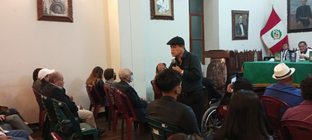 Julio Orbezo presentó nuevo libro