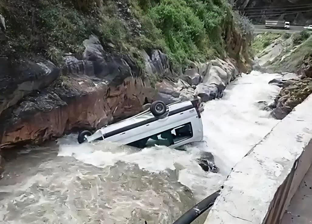 Carretera Central: Miniván cae al Rímac tras triple choque en “El Infiernillo”
