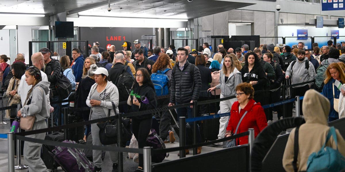 Demoras TSA en aeropuertos: Conozca terminales con filas y cómo consultar espera