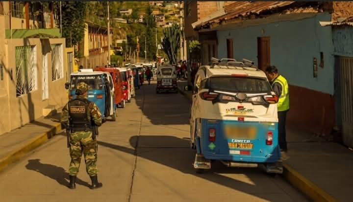 Incremento de pasajes en trimóviles genera rechazo y advertencias de sanción en Pasco