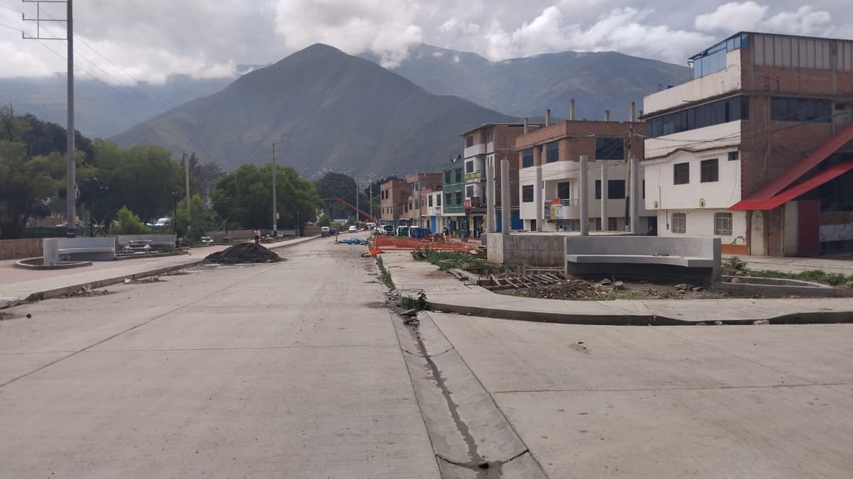 Vecinos alertan riesgo por tránsito pesado en malecón Higueras a días de su entrega