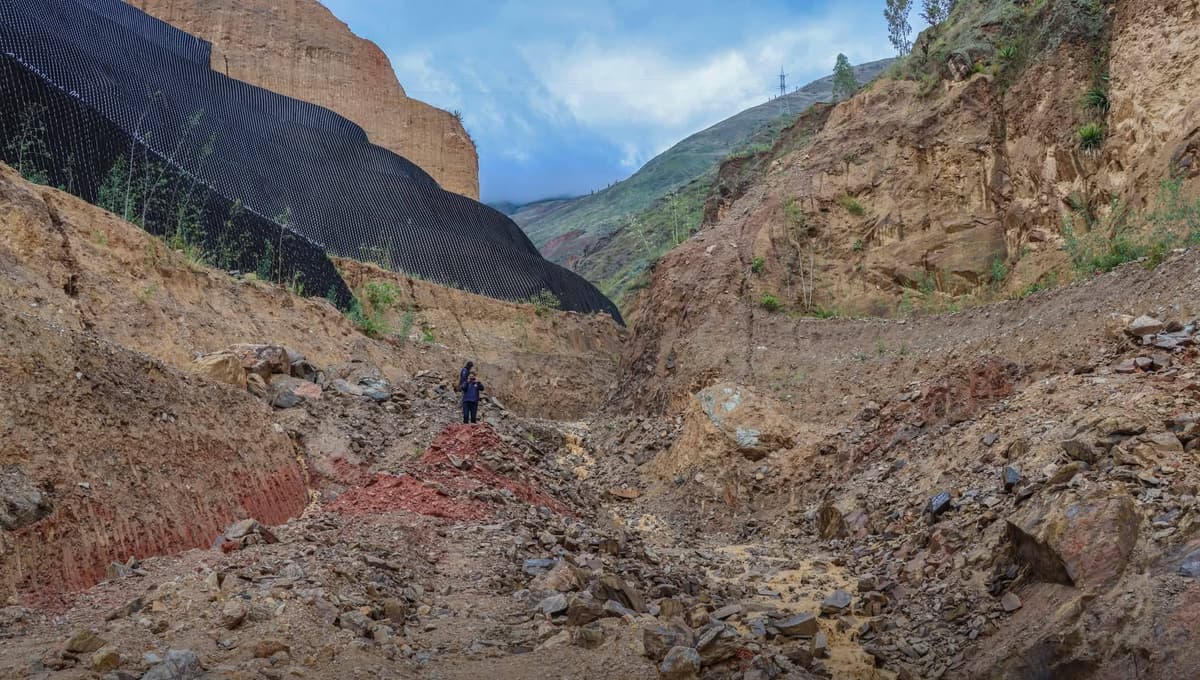 Retiran 15 mil m³ de material en quebrada Agorragra para evitar deslizamientos ante continuidad de lluvias 