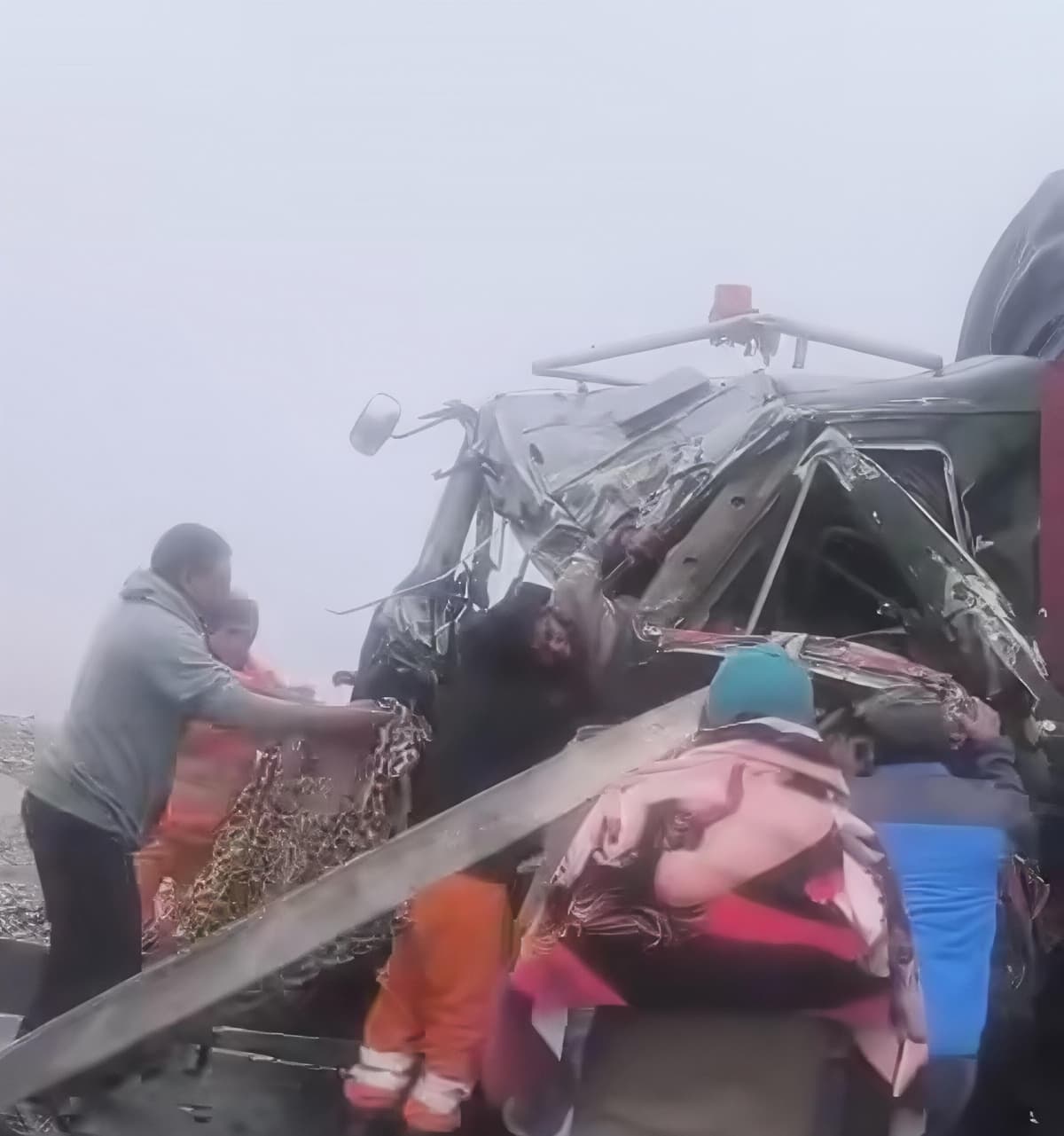 Ómnibus vuelve a encender las alertas: dos heridos graves deja violento accidente en la vía Canta–Huayllay