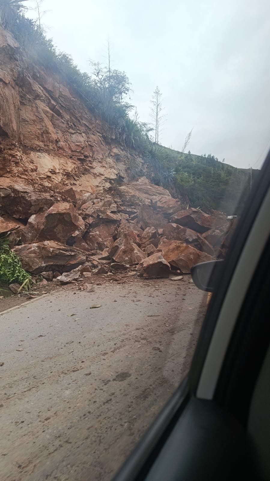 Derrumbe en Tomayquichua bloquea Carretera Central y deja varados a transportistas