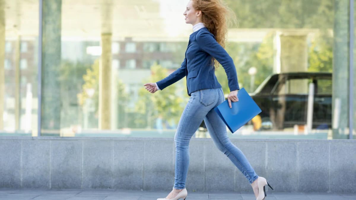 Tu caminar revela tu ánimo: del enojo a la felicidad