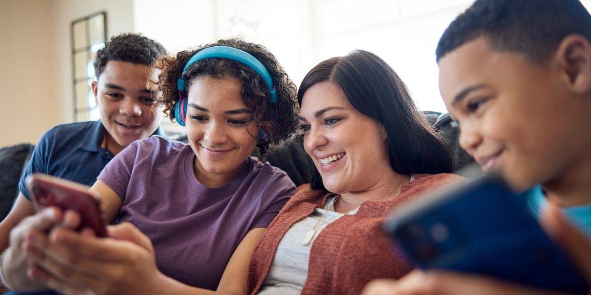 Padres y jóvenes chocan sobre IA: Tres claves