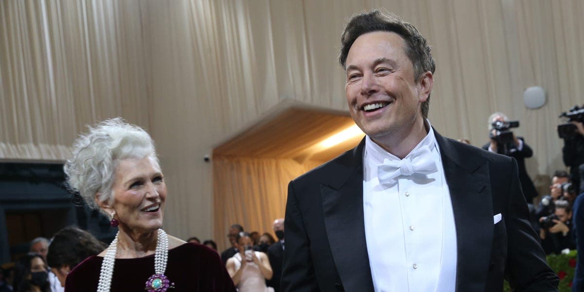 Elon Musk: su madre Maye revela que solo tiene una toalla