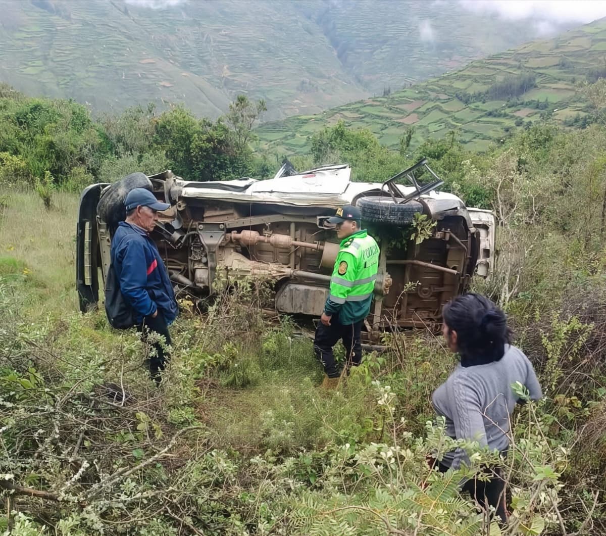 Dos muertos y cuatro heridos deja volcadura de miniván en Chavín de Pariarca