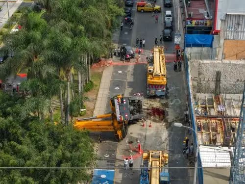 Grúa colapsa en obra de Surco y destruye dos autos y una motocicleta sin dejar heridos