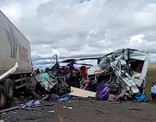 Cuatro muertos y varios heridos deja choque entre miniván y tráiler en la vía Arequipa-Puno