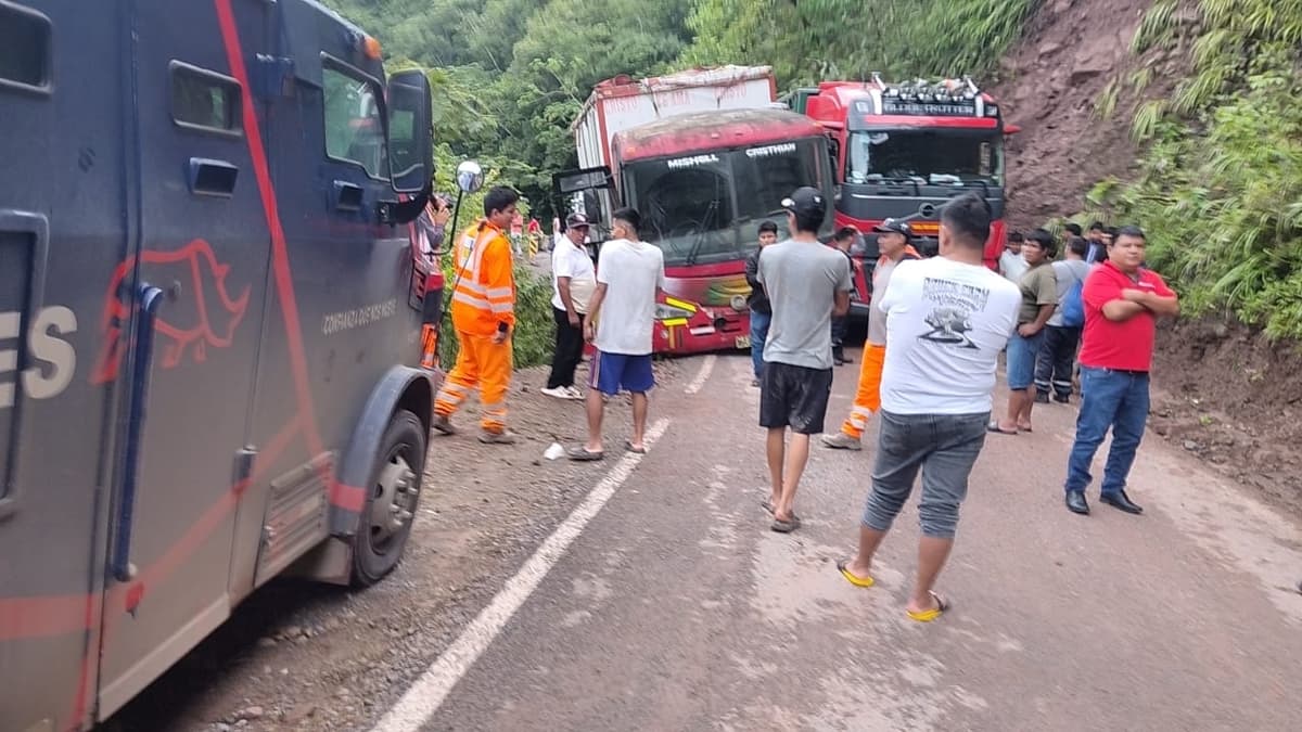 Tránsito restringido complica viaje entre Cacazú y Puerto Bermúdez en carretera de la selva central