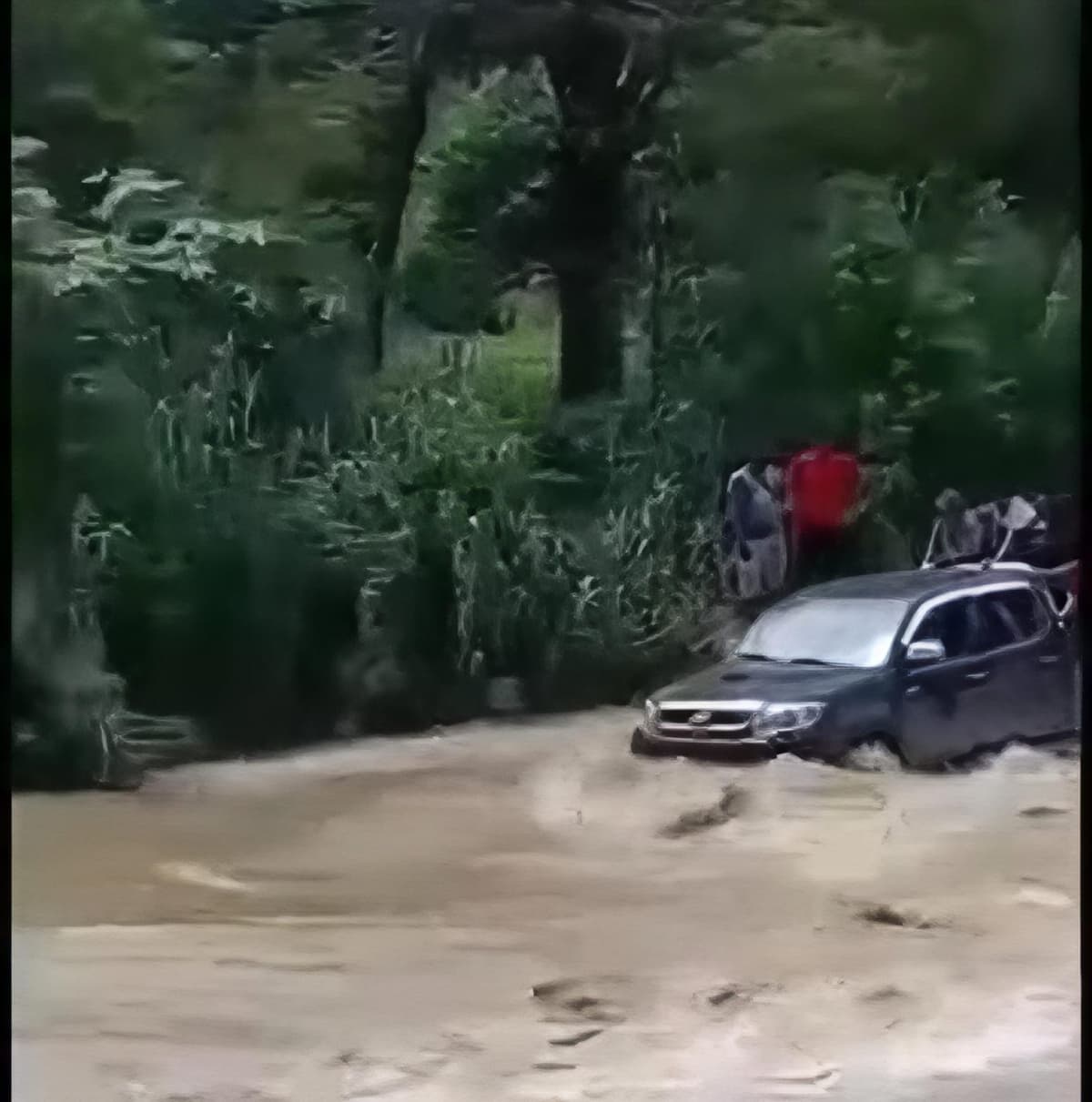 Camioneta es arrastrada por la corriente en Huánuco y pasajeros salvan de morir en emergencia