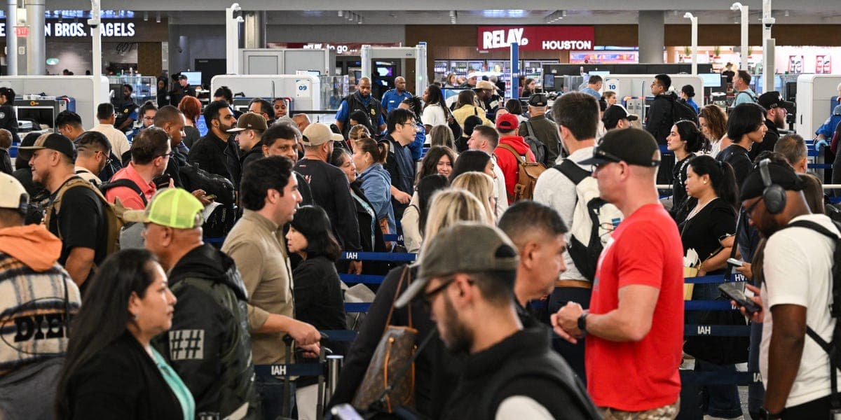 Caos en aeropuertos: Agentes impagos no acuden, pasajeros esperan horas