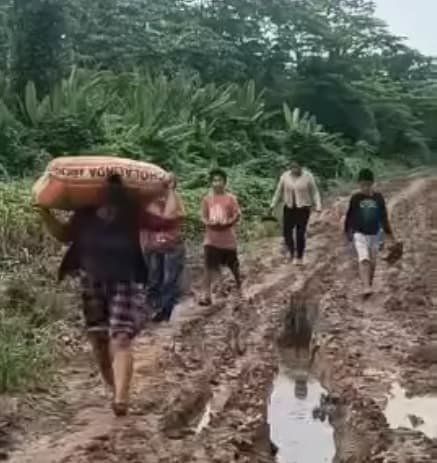 Puerto Inca: Agricultores caminan más de cinco kilómetros cargando sus cosechas por carreteras destruidas