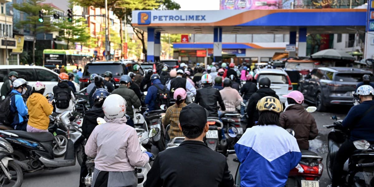 Crisis de combustible por Irán: Asia con 4 días y teletrabajo