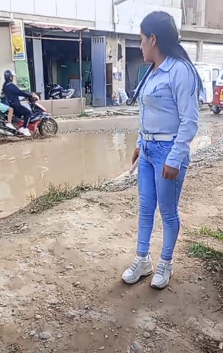 Vecinos intentan tapar buzones por colapso de desagües en El Tingo.
