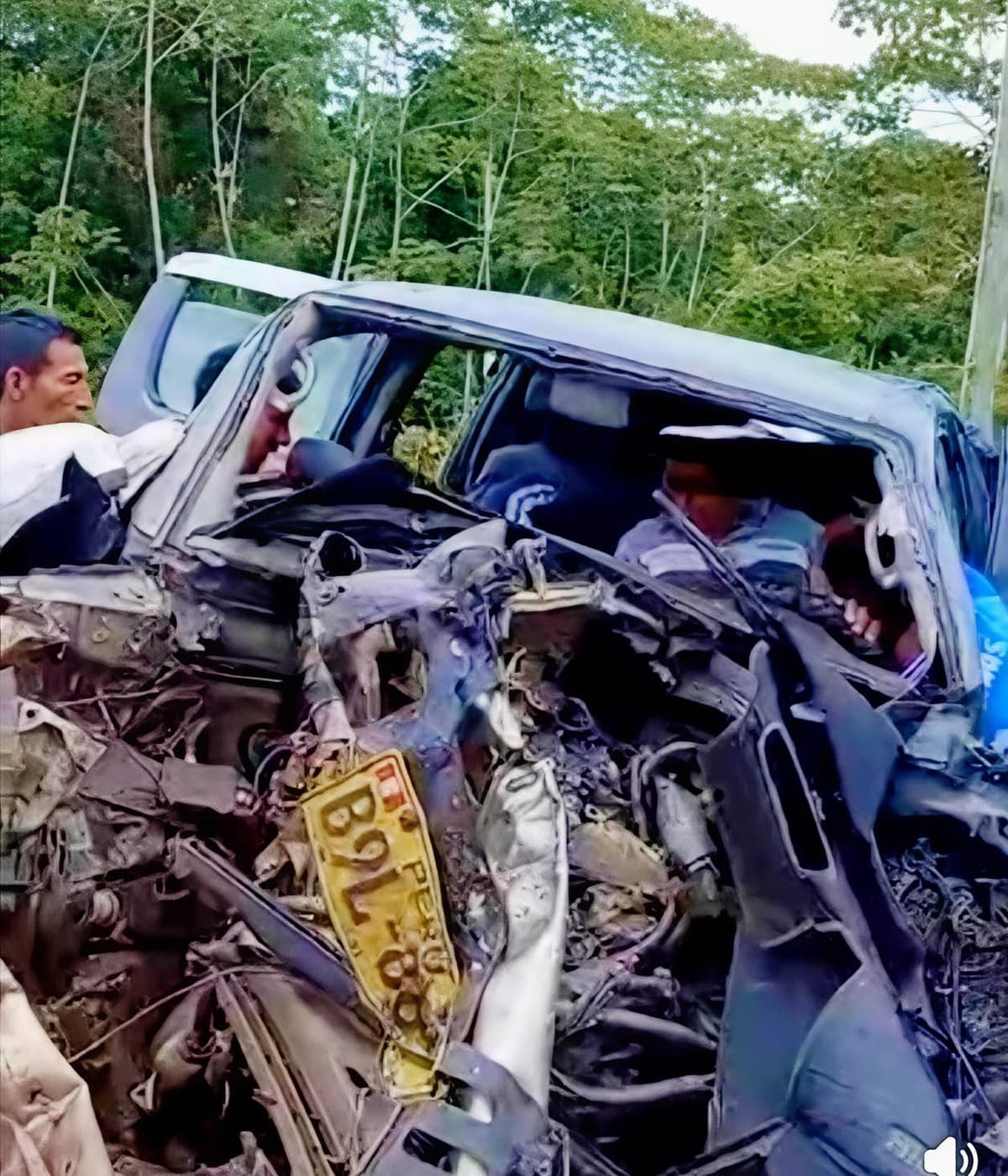Choque entre camioneta y volquete deja varios heridos en la carretera