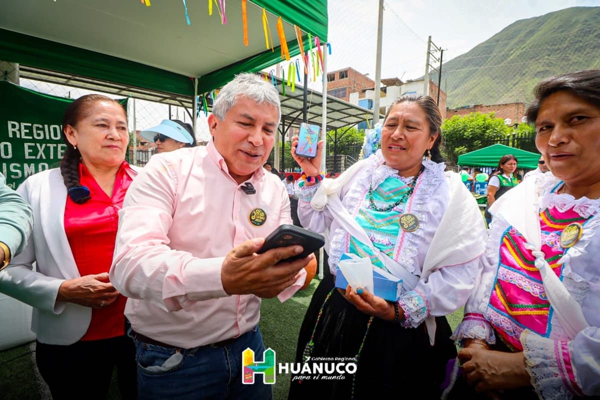 Gorehco entrega celulares a artesanas por el Día del Artesano Peruano 