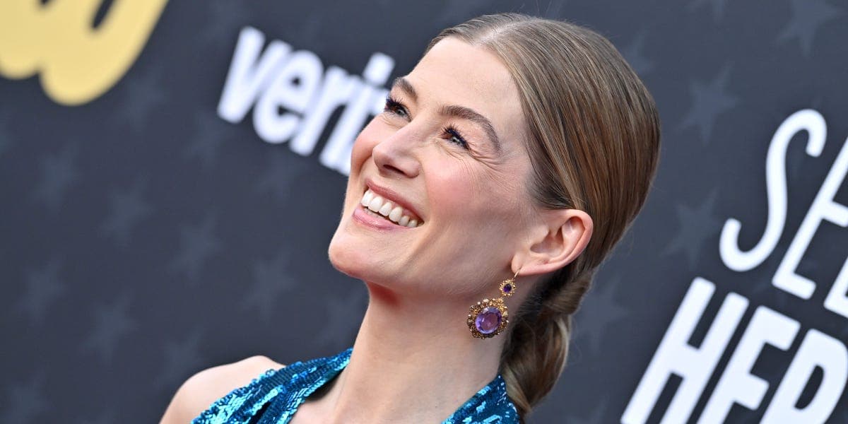 Rosamund Pike: Familia, no boda, es clave para su relación