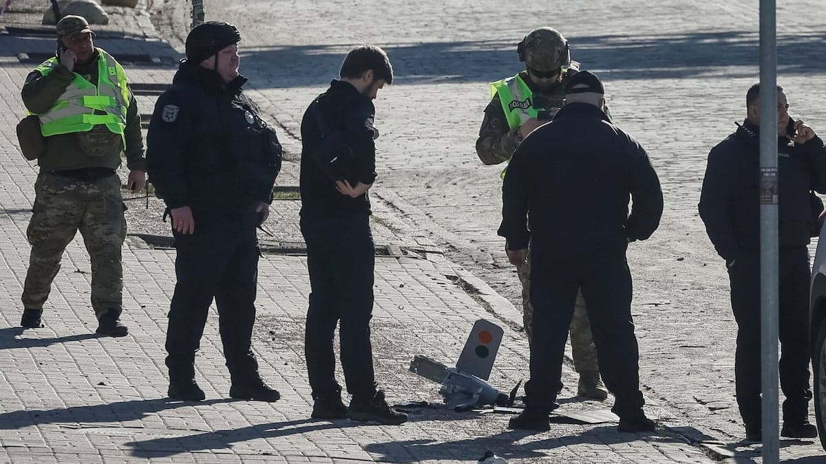 Rusia ataca Kiev: restos de dron caen en el centro