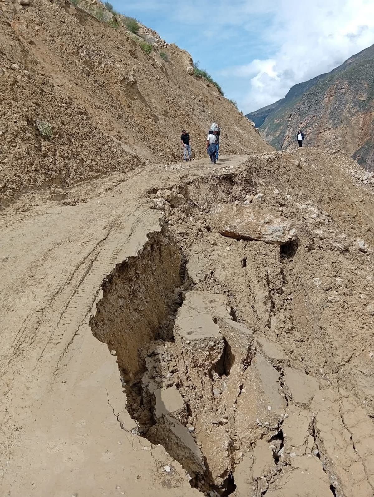 Huacaybamba queda aislado tras caída de cerros en vía nacional y alcalde exige apoyo urgente