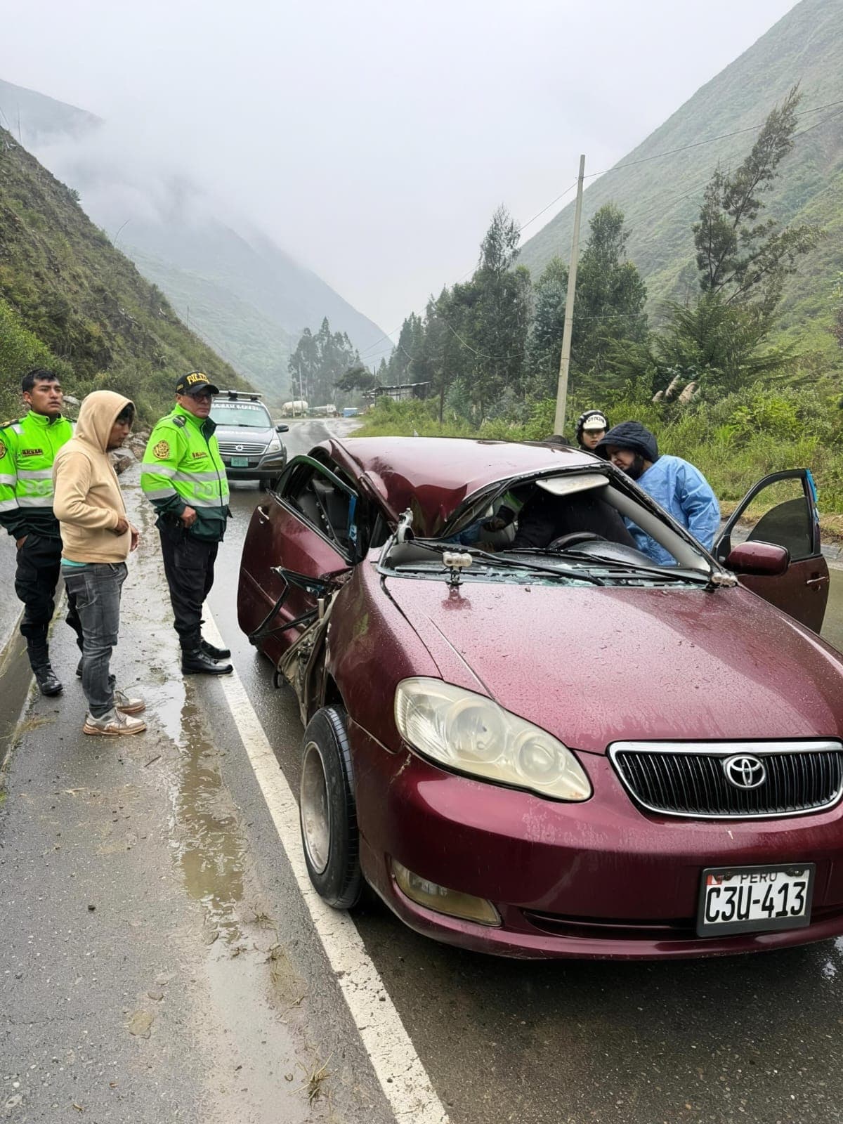 Roca cae de un cerro y aplasta vehículo en plena carretera Ambo–San Rafael: una mujer muere en el acto