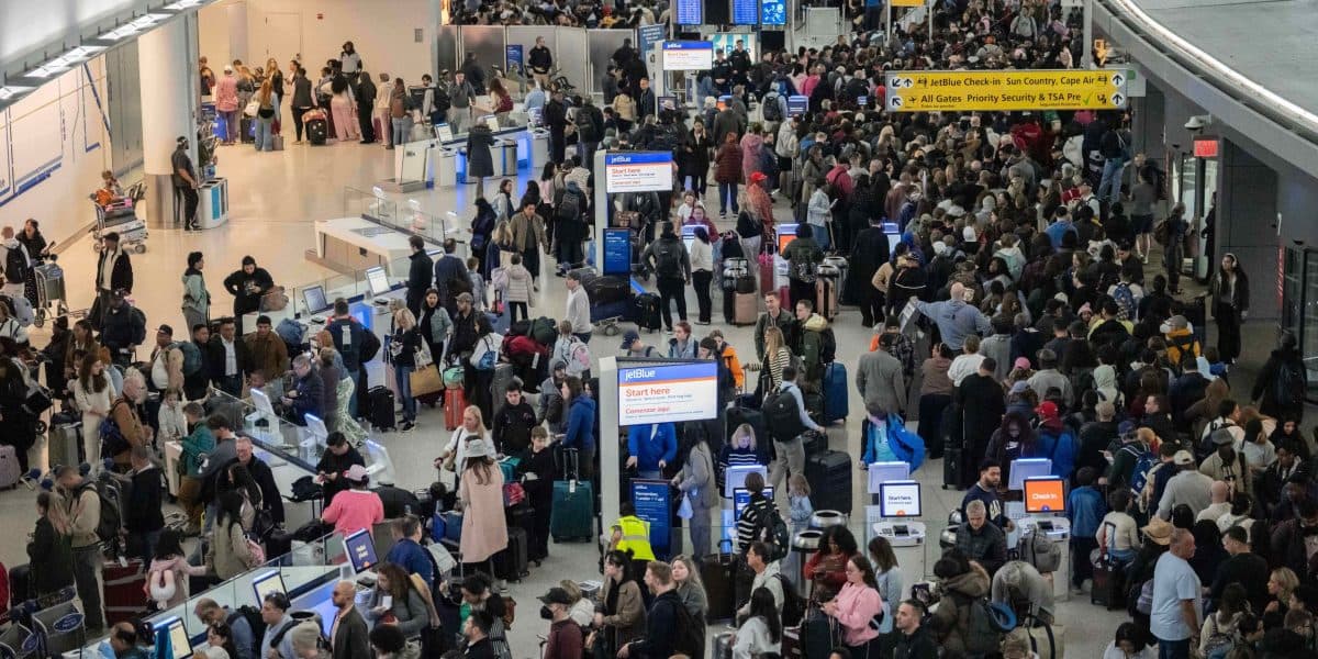 Trump evalúa ICE en aeropuertos para agilizar controles por filas