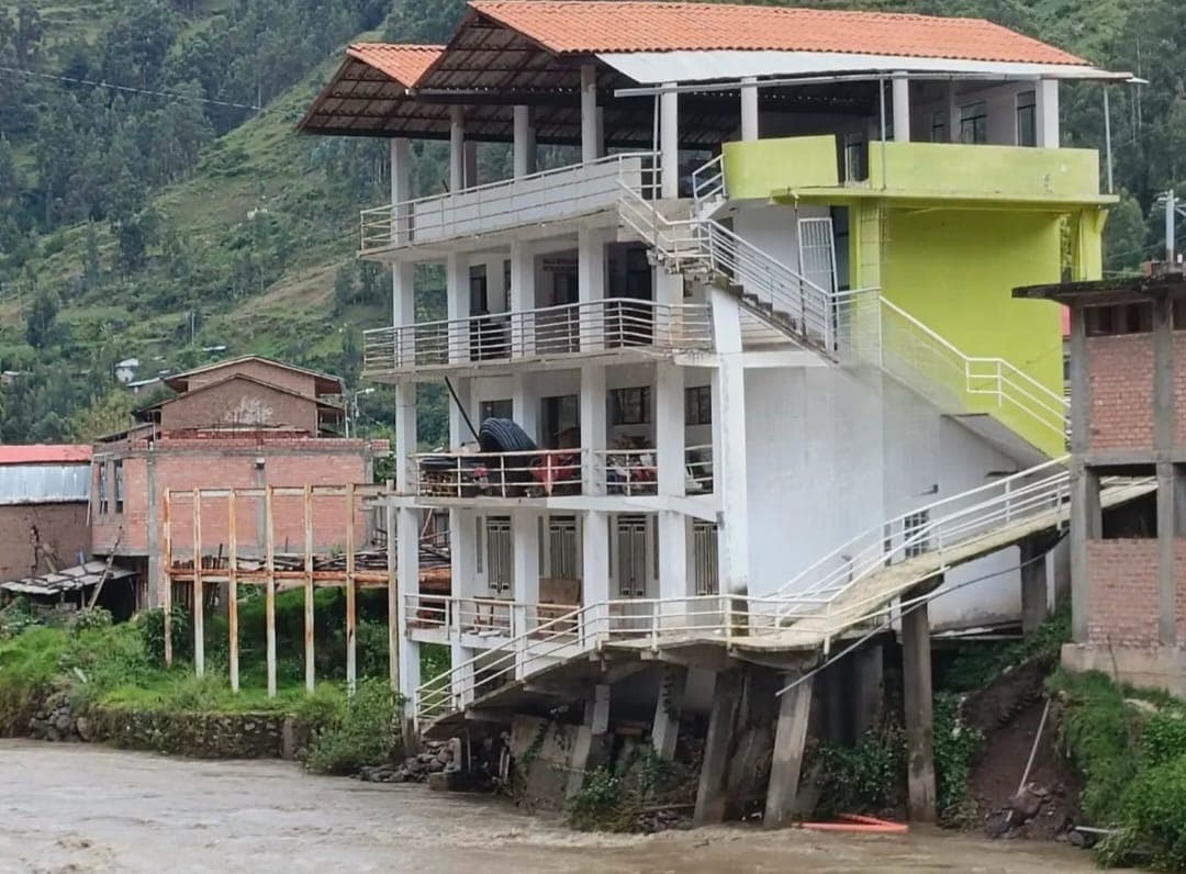 Caudal del río Marañón compromete estructura del palacio municipal de Quivilla y alerta riesgo de colapso