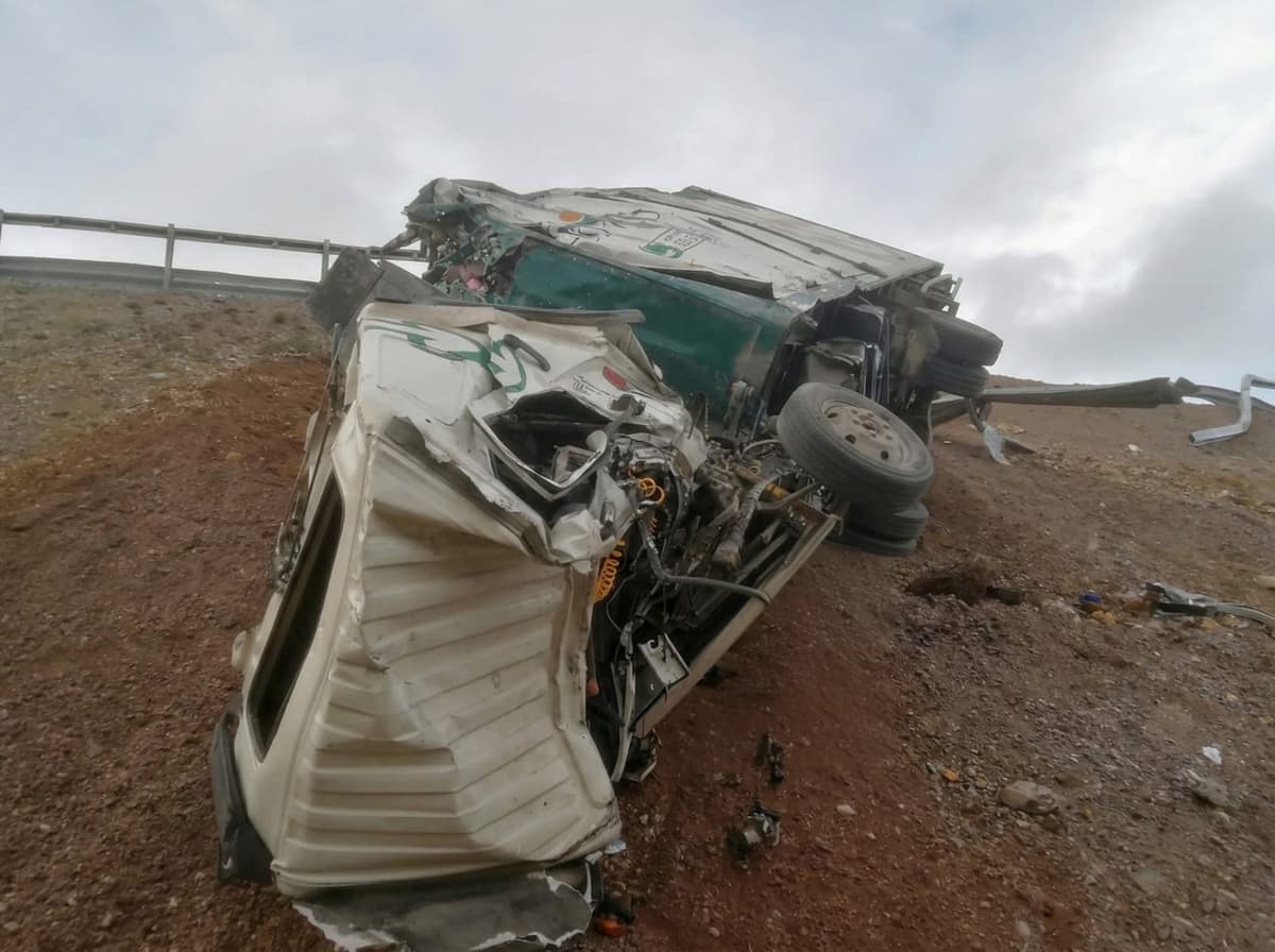 Dos fallecidos tras despiste y caída de camión en la “Curva del Diablo”, en Huayllay