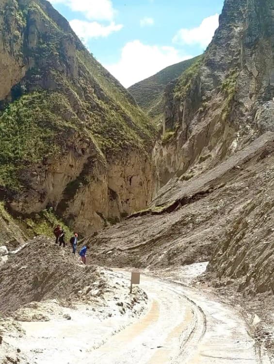 Derrumbe bloquea vía La Unión–Huallanca y deja vehículos varados