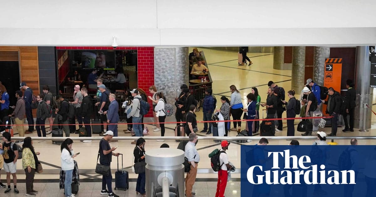 Trump amenaza enviar ICE a aeropuertos desde el lunes