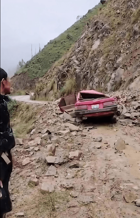 Docentes salvan de milagro tras caída de rocas en carretera Huánuco-Yarumayo