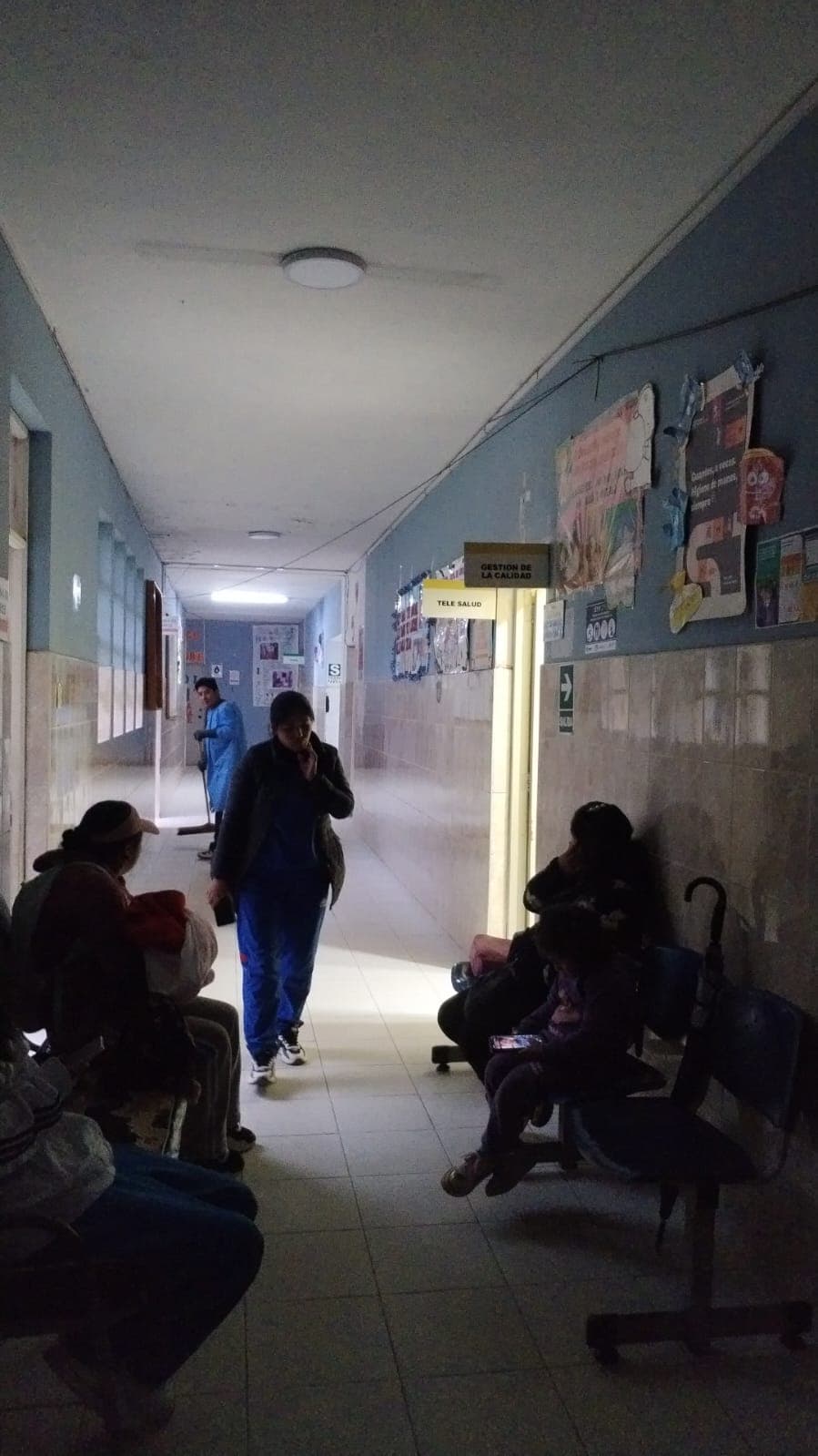 Pacientes esperan horas y soportan frío para ser atendidos en centro de salud de La Unión