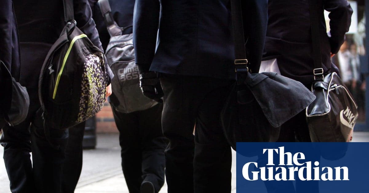 Sindicato de Reino Unido alerta por crisis de masculinidad escolar