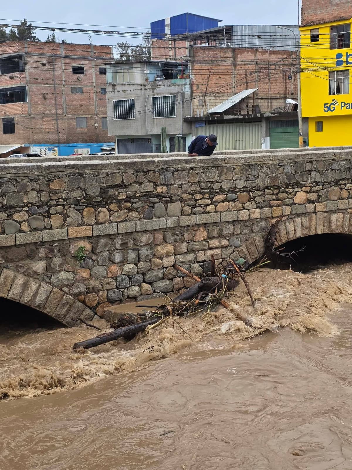 Obstrucción en puente del río Higueras supera 30 días sin intervención municipal