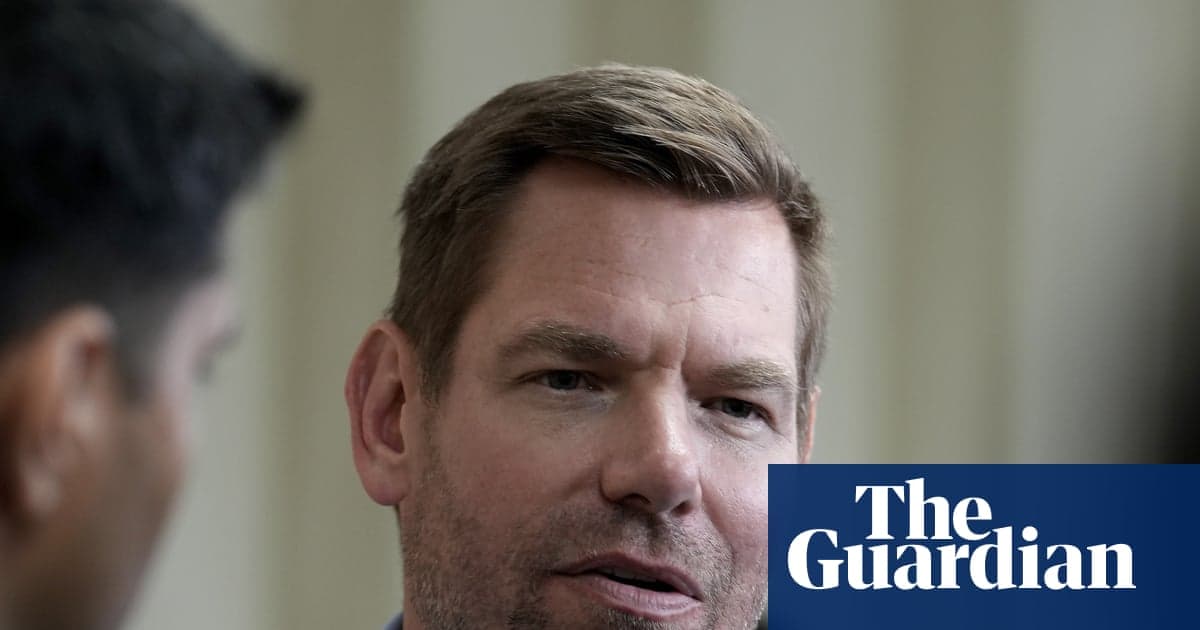 Swalwell niega agresión sexual; exigen su retiro de carrera en California