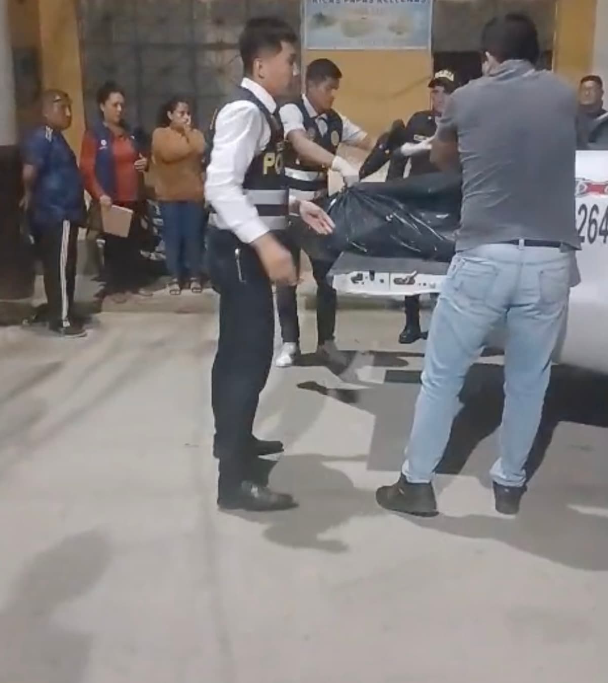 Hallan muerto a un joven en jirón Bolognesi y autoridades investigan presunto suicidio