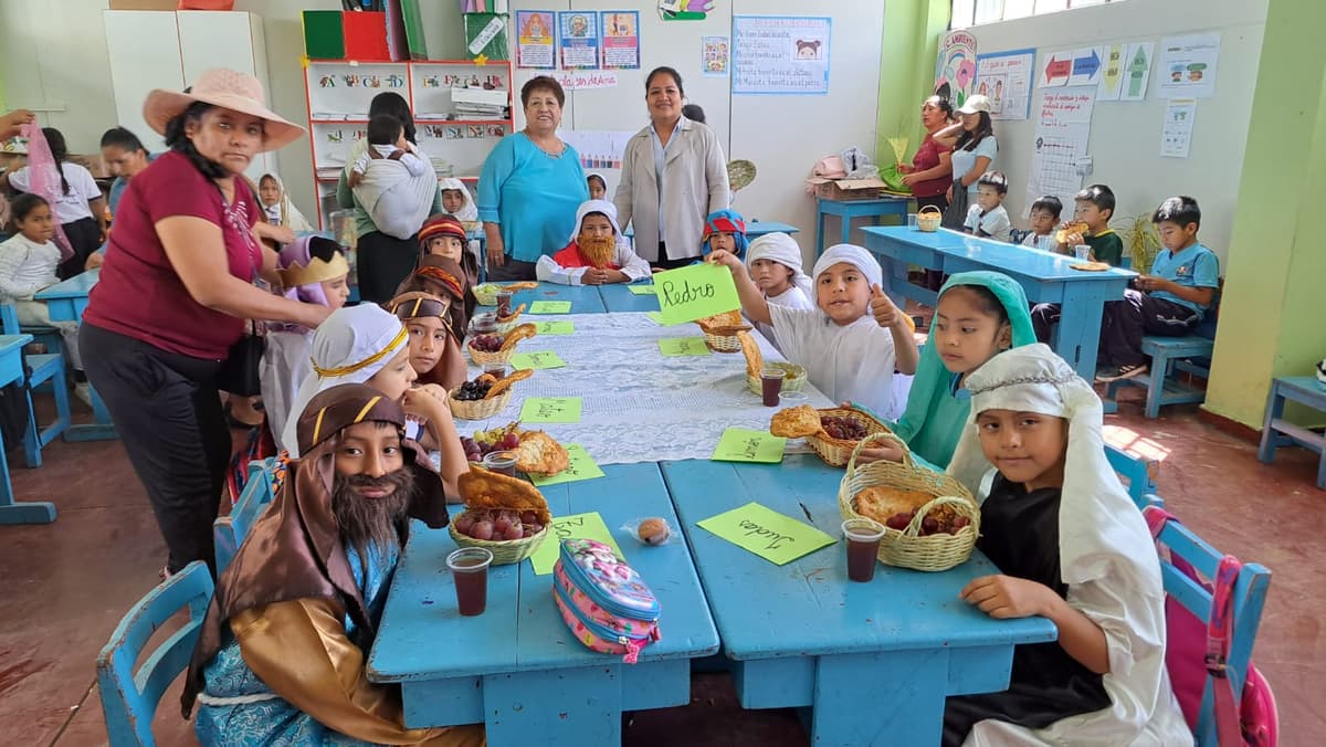 Alumnos del colegio El Gran Maestro recrean la Última Cena por Semana Santa 