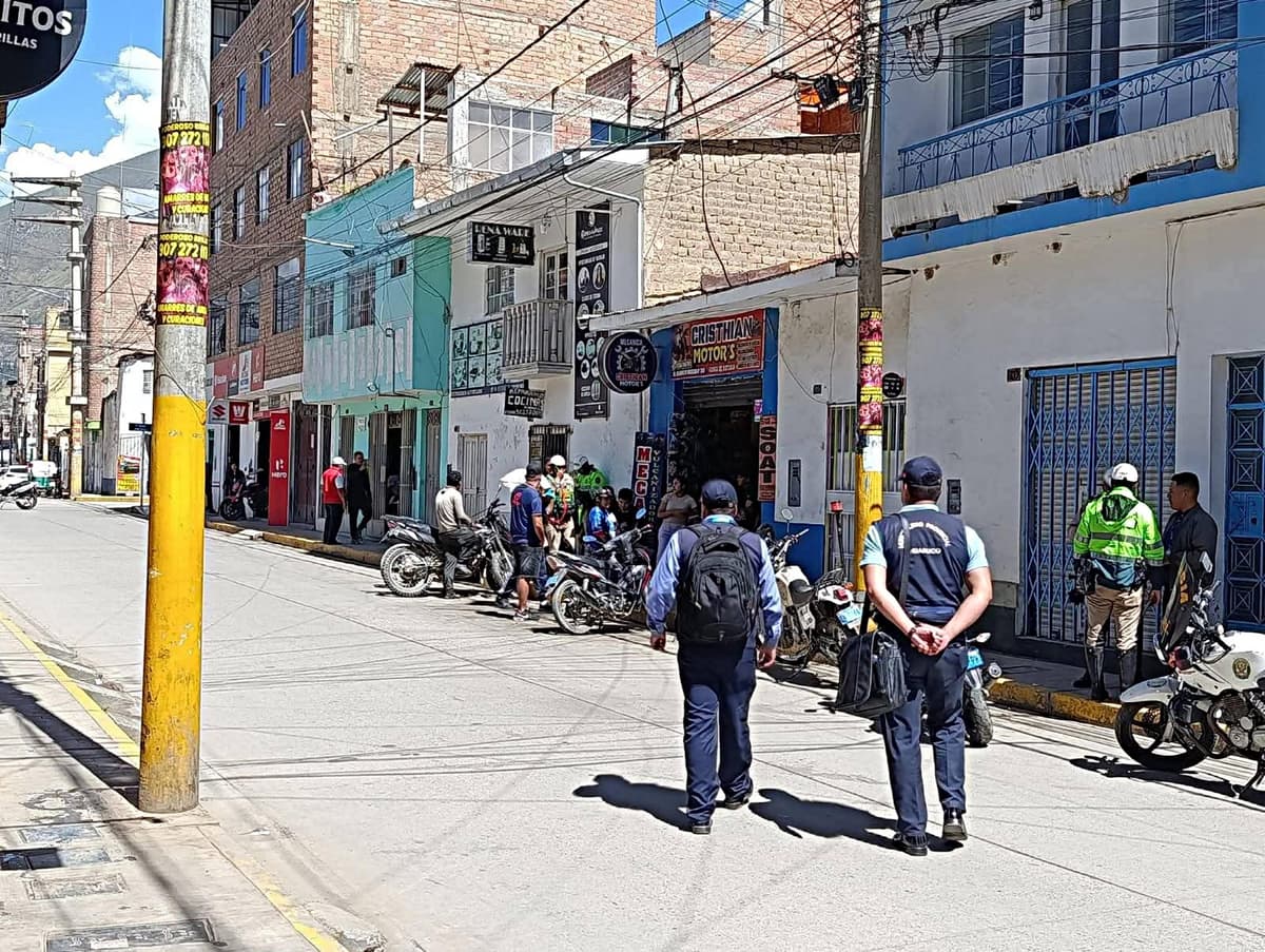 Retiran vehículos mal estacionados en operativo en jirón Hermilio Valdizán