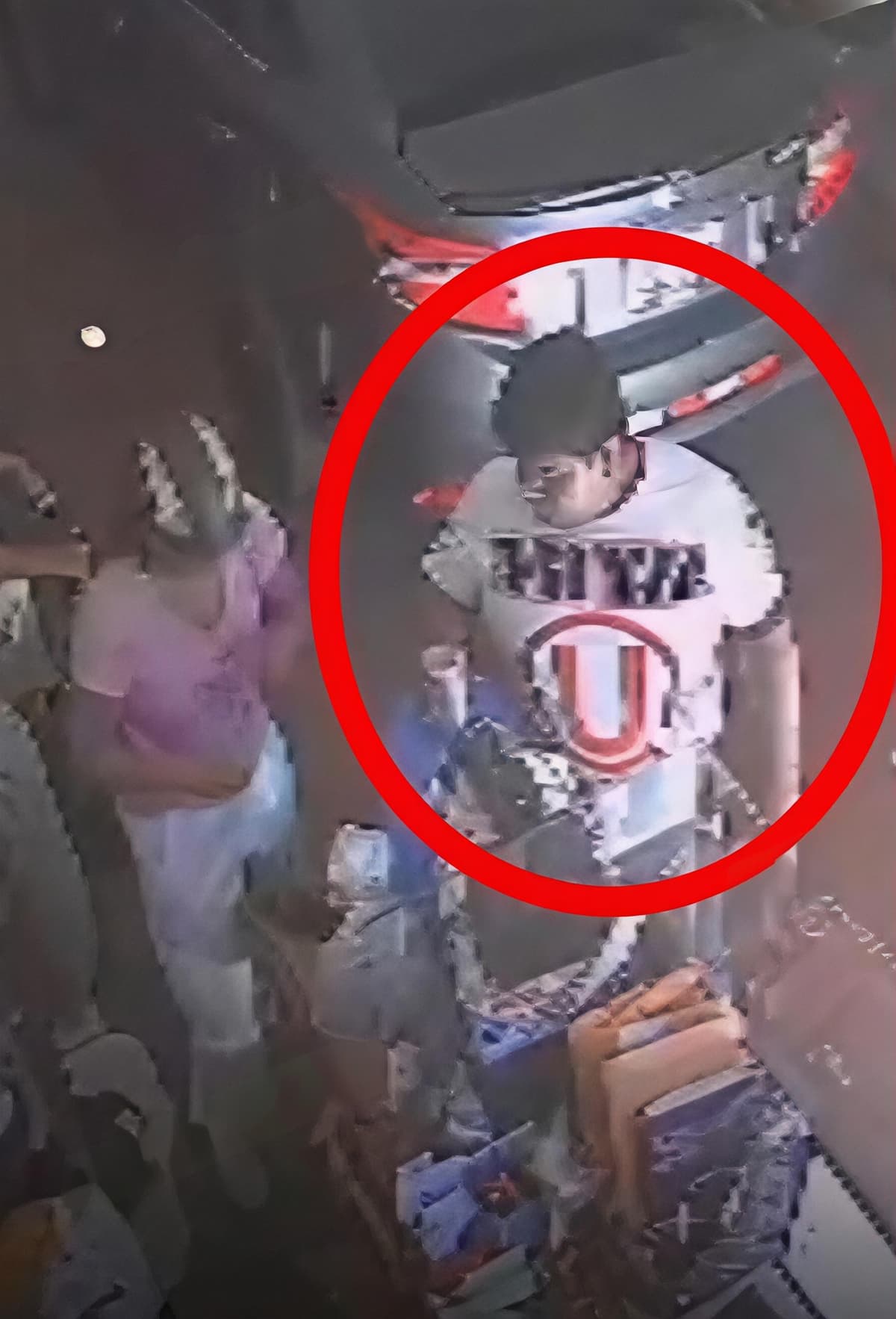 Barristas encapuchados irrumpen con machetes para atacar a chofer con polo de la U