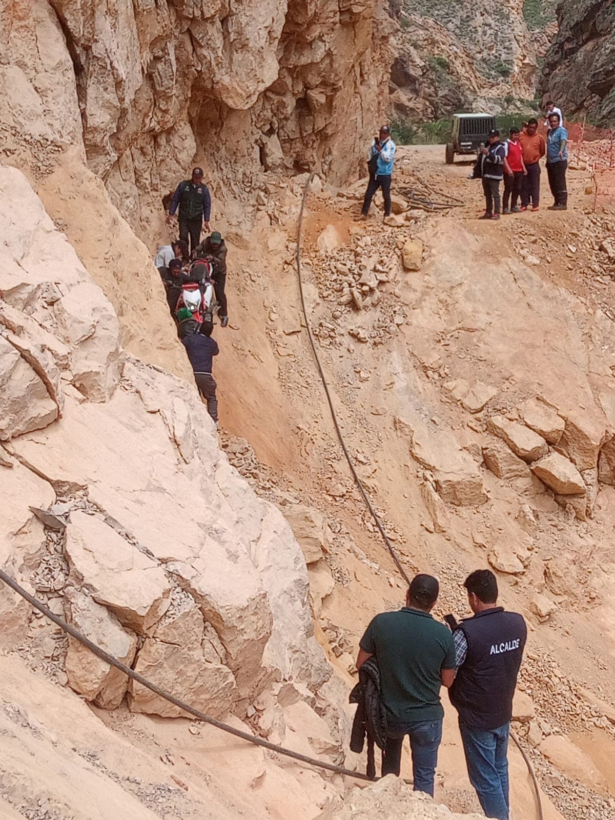 Ante colapso de Garganta del Diablo en Huacaybamba: Ciudadanos cargan vehículos al hombro