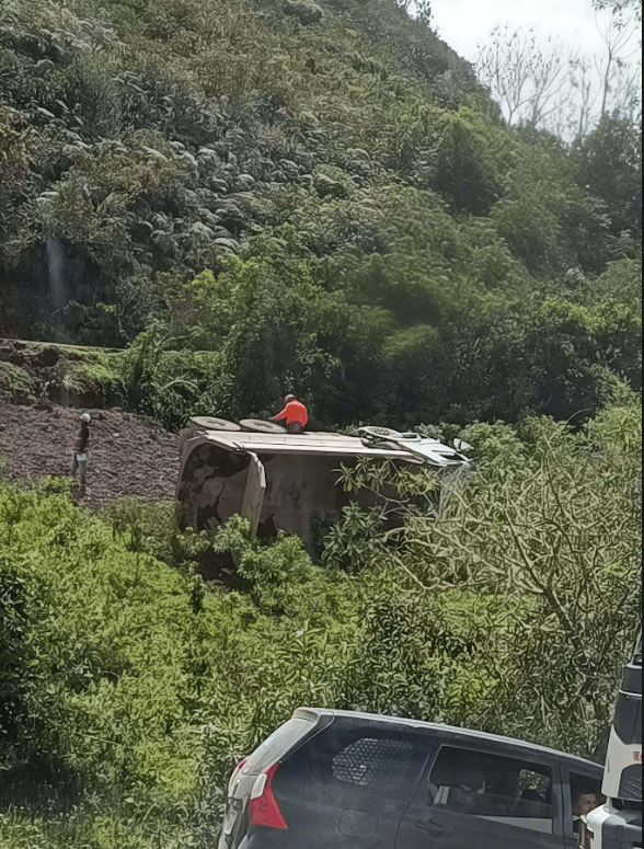 Volquete vuelca en tramo Muña–Chaglla y conductor queda en observación