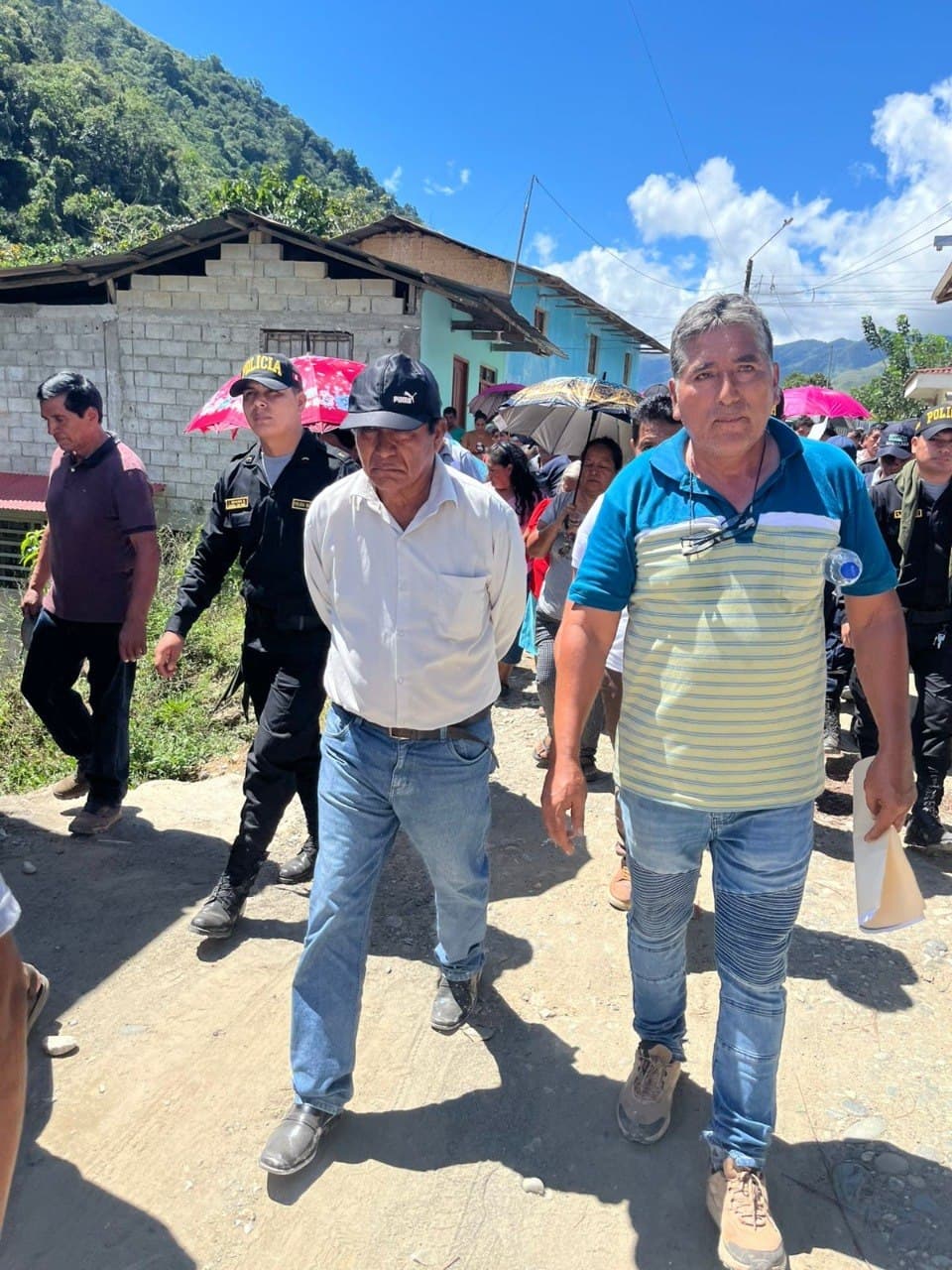 Miles de pobladores obligan a alcalde de Monzón a recorrer calles deterioradas