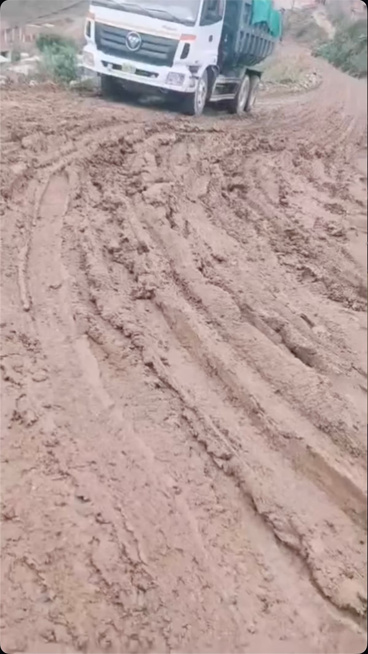 Vía a Santo Domingo de Nauyán se convierte en trampa de lodo tras deficiente mantenimiento municipal