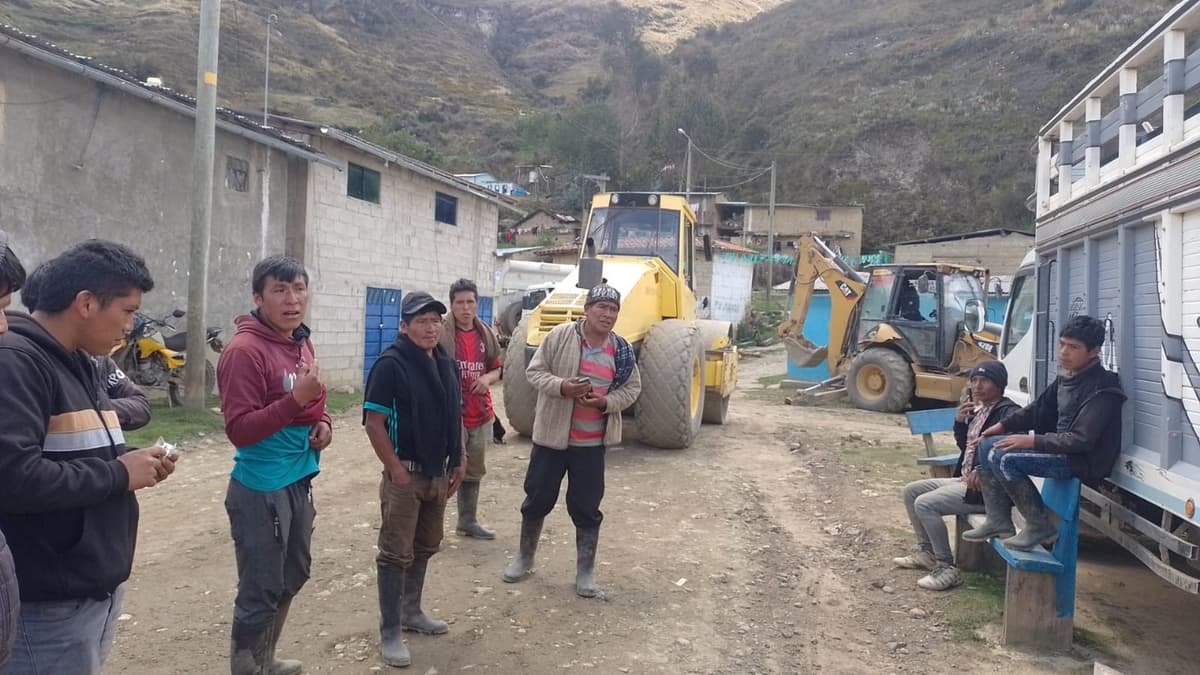 Comunidad de Cochabamba exige cumplir obra de plaza prometida por Antonio Jara