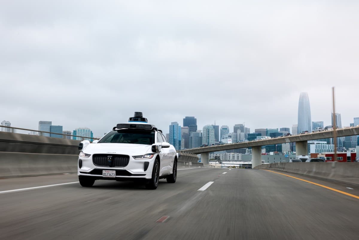 Waymo suspende viajes en autopistas tras dificultades de sus robotaxis en zonas de construcción