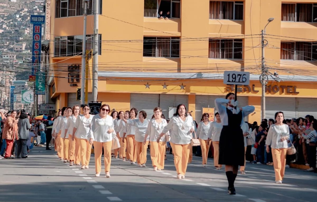María Auxiliadora celebra aniversario con desfile de promociones históricas