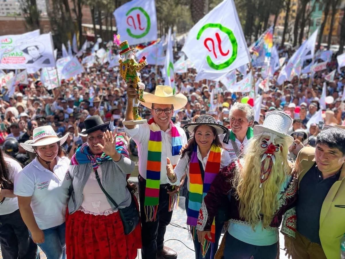 Sánchez llega a Huánuco con discurso castillista y promesa de revolución educativa