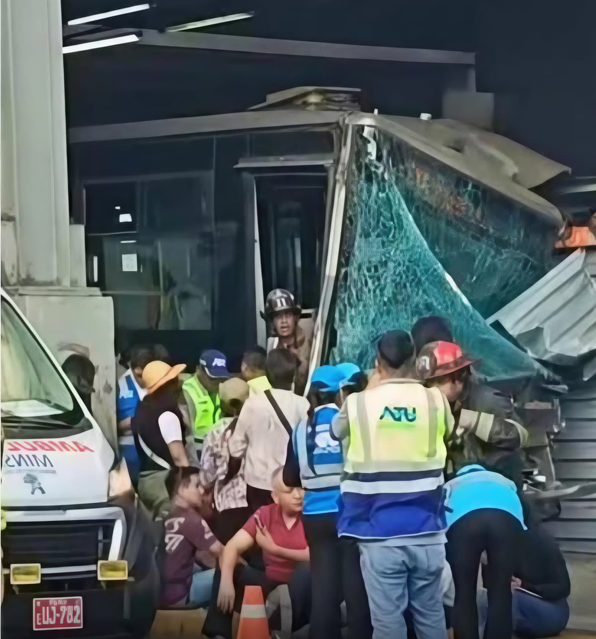 Accidente en estación del Metropolitano deja varios heridos en Lima