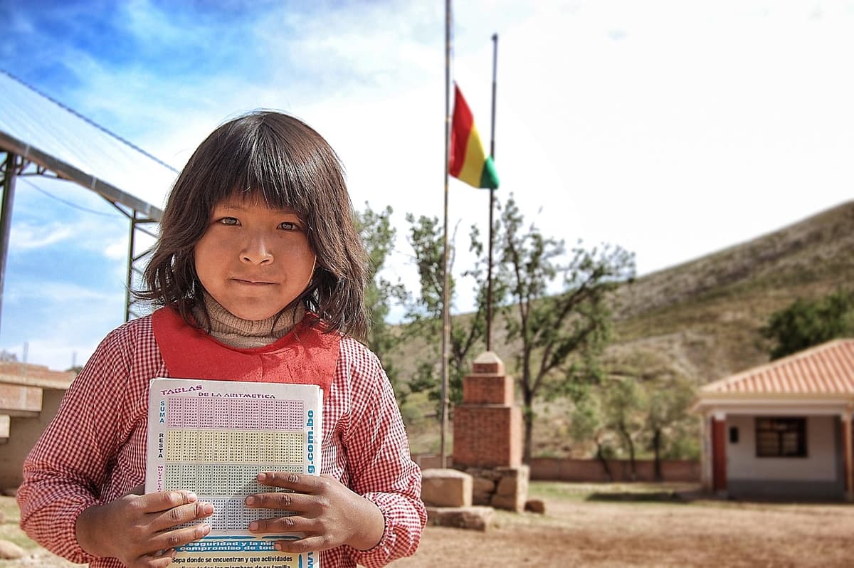 Gorehco entrega 686 mobiliarios y 9,877 libros a colegios de Puerto Inca